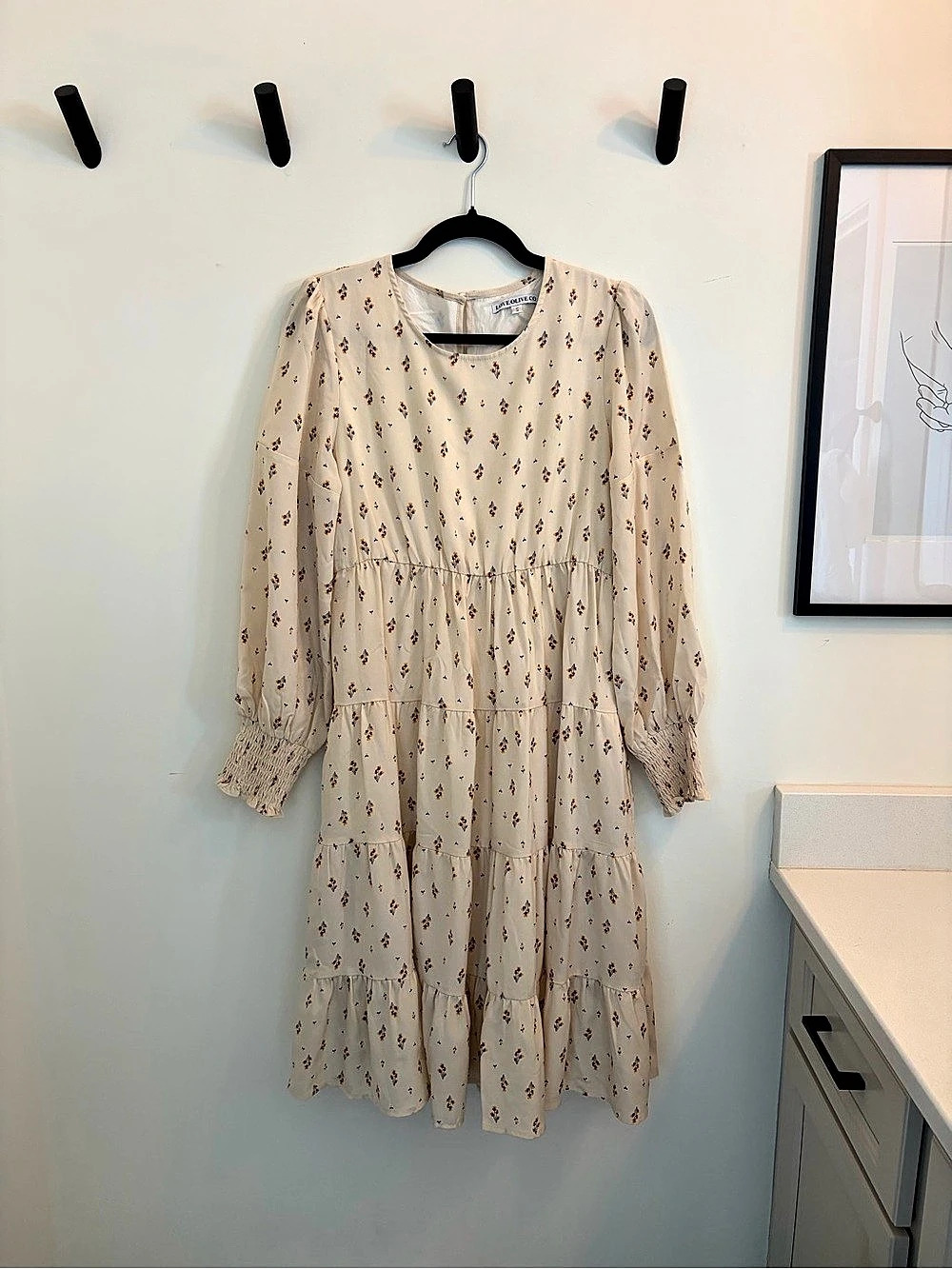 Love Olive Co Floral Midi Dress in Cream Size Small Like New